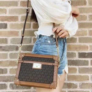 Gaby’sBags💕NWT Michael Kors Crossbody Signature